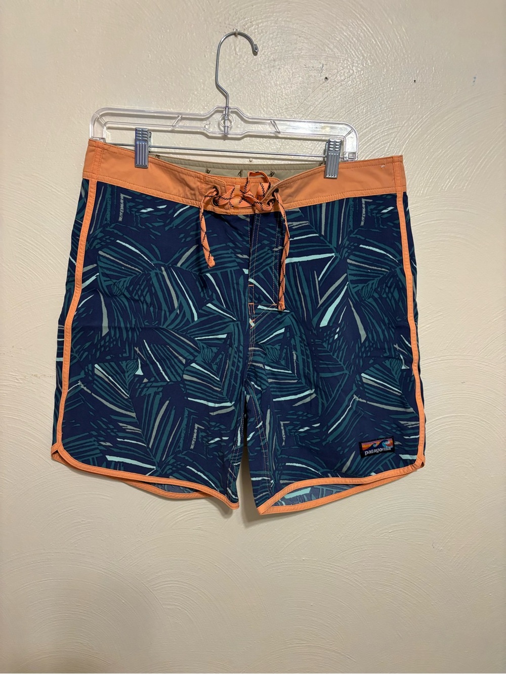 Patagonia Wavefarer Board Shorts Mens Size 32 Tropical Palm Print Surf